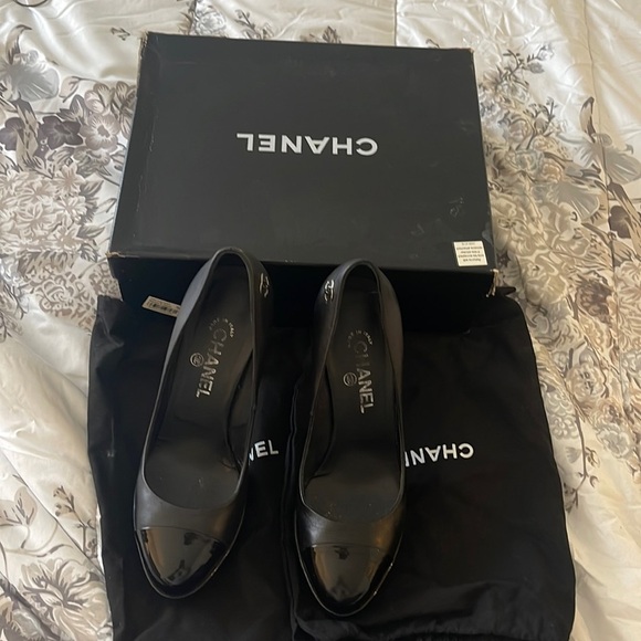 Chanel Interlocking CC Logo Leather Pumps 9 - Picture 3 of 11